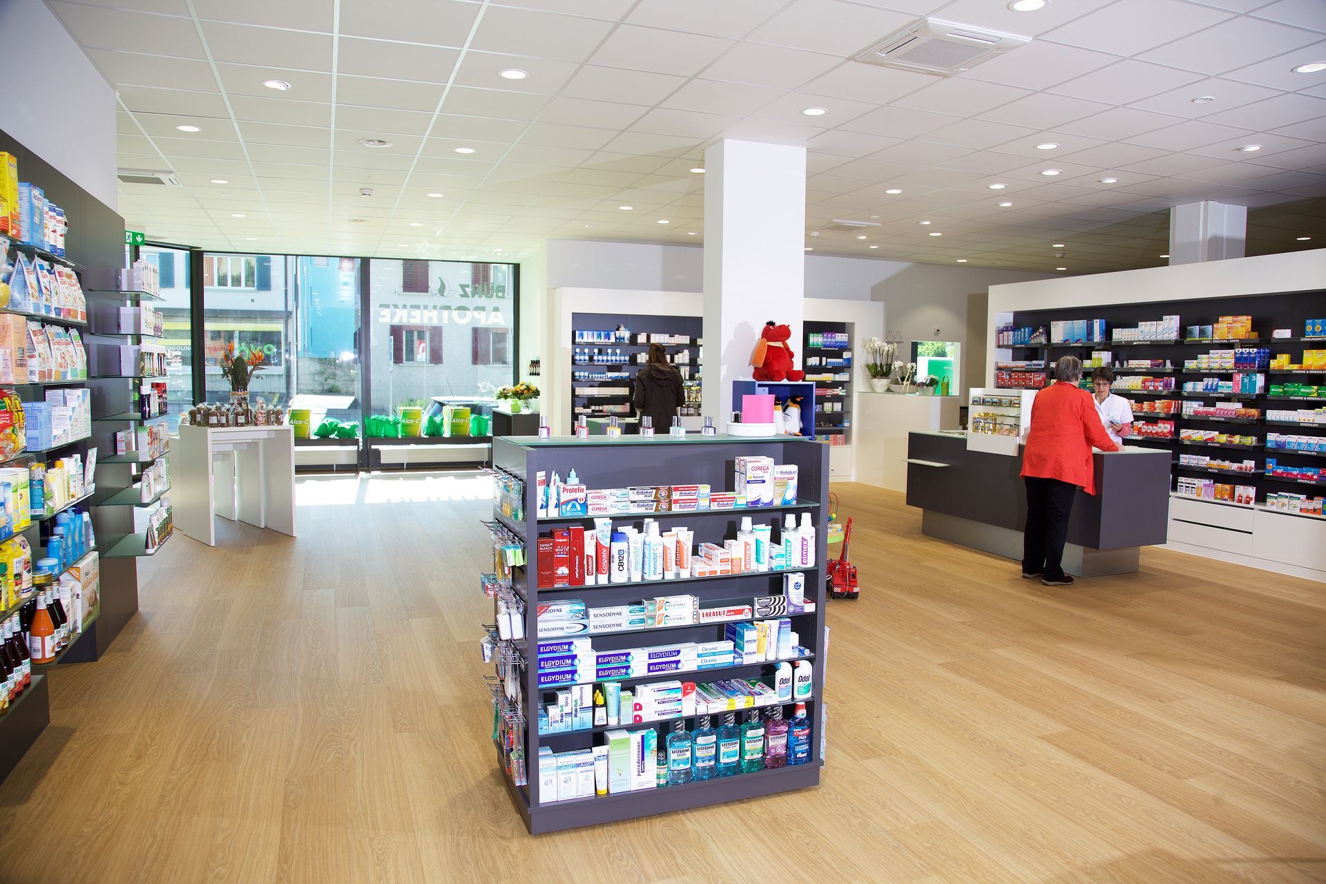 Bünz Apotheke Wohlen AG Innenaufnahme mit Gondel und Kundin im Hintergrund