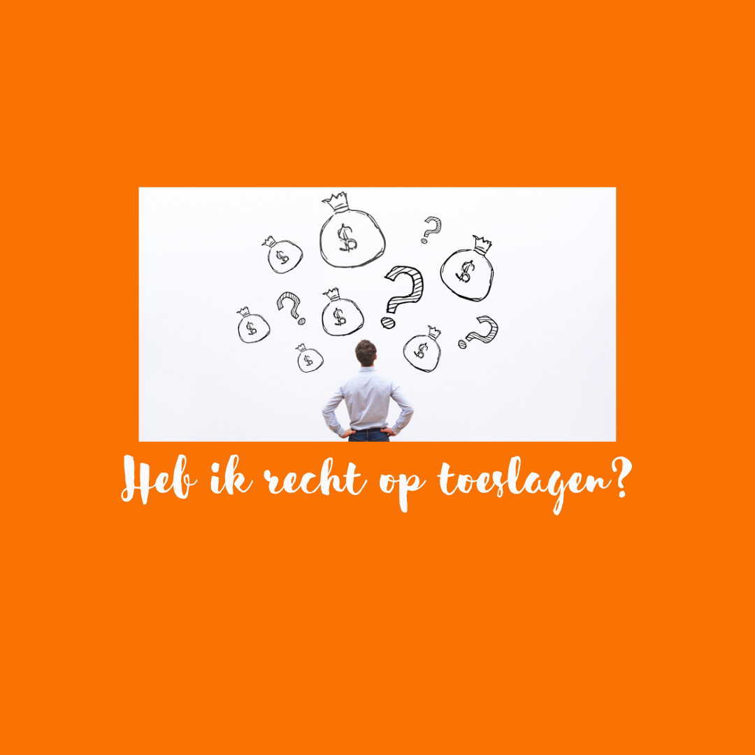 Man kijkt naar getekende geldzakken en vraagtekens op een witte muur. Tekst: