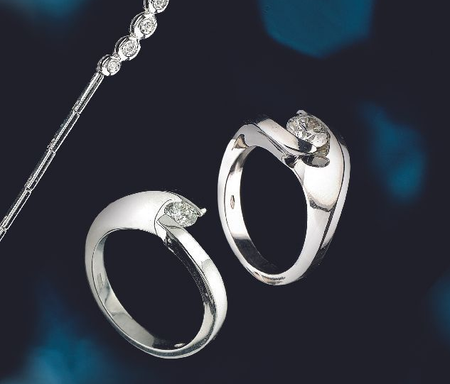 ANELLI E COLLANA CON DIAMANTI ORO 18K BIANCO