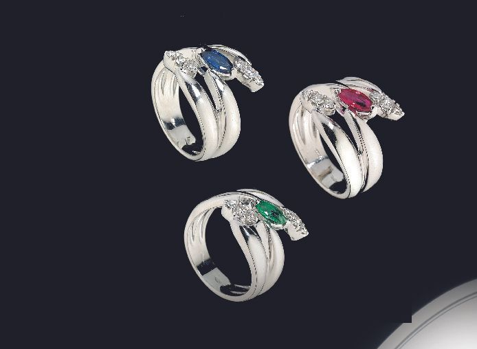 ANELLI CON DIAMANTI, ZAFFIRO, RUBINO E SMERALDO 18K ORO BIANCO