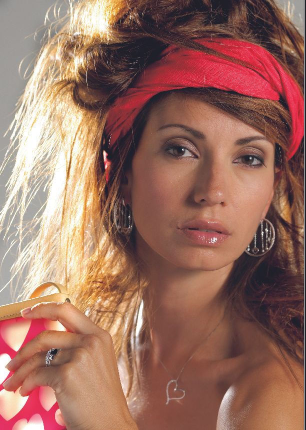 MODELLA CON GIOIELLI  ORO 18KT
