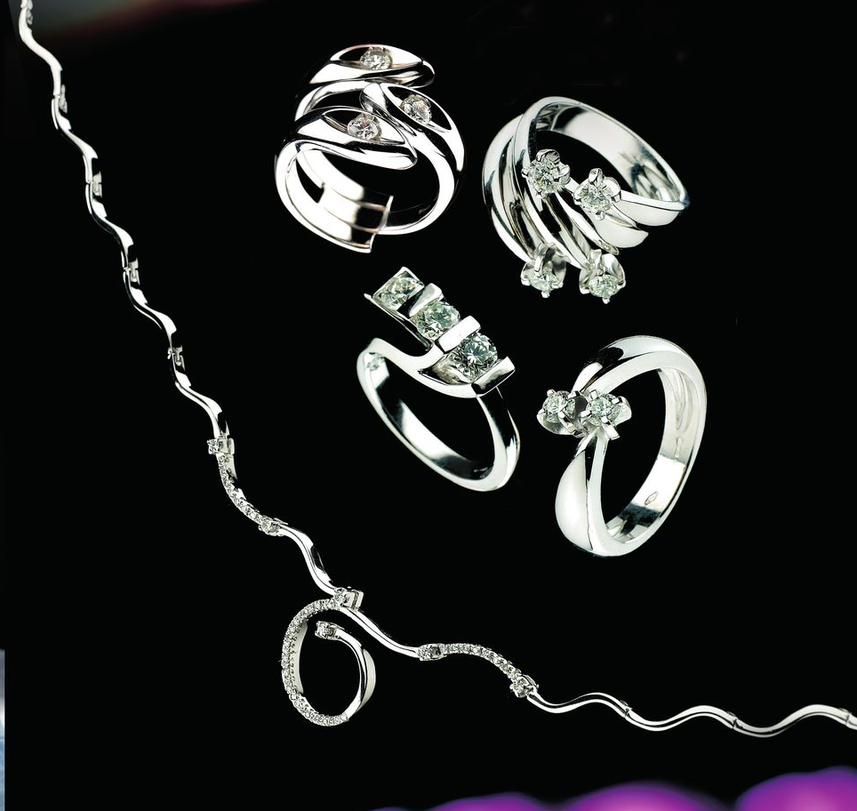 COLLANA E ANELLI CON DIAMANTI 18K ORO BIANCO