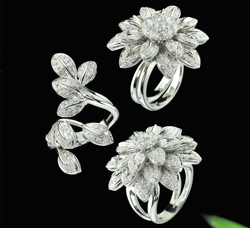 ANELLI CON DIAMANTI A TEMA FLOREALE  ORO BIANCO 18K