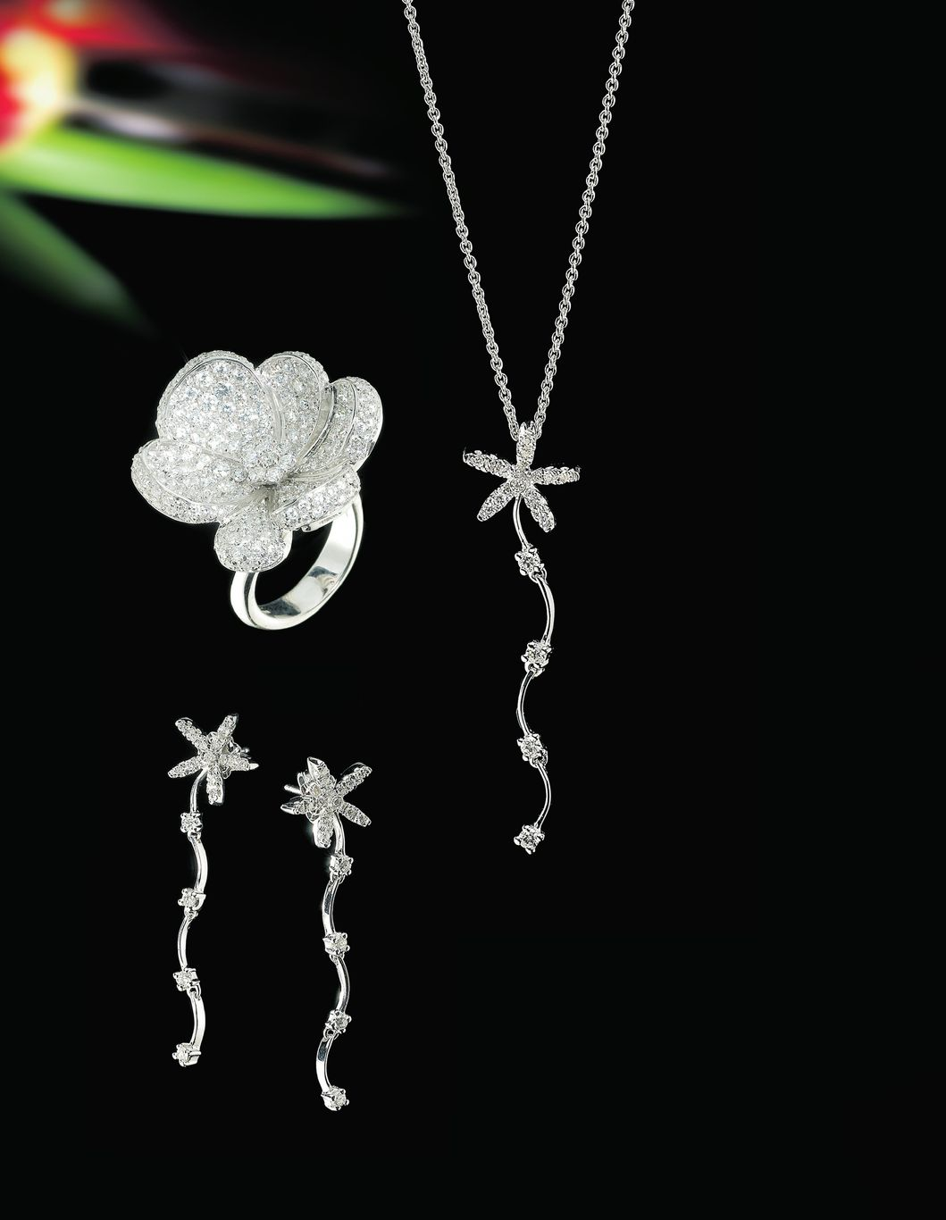 COLLANA CON PENDENTE  E ANELLO A FORMA DI FIORE E ORO BIANCO 18K 