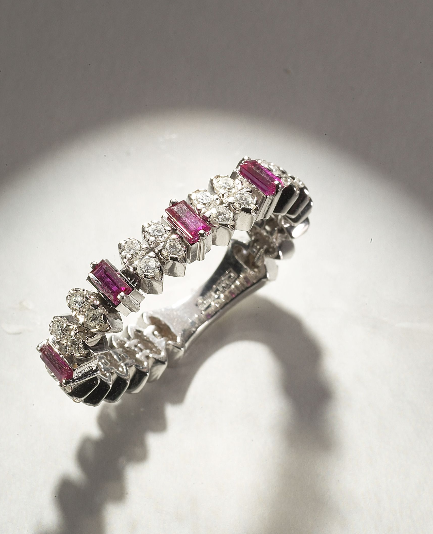 ANELLO 18 KT ORO BIANCO DIAMANTI E RUBINI  NATURALI 