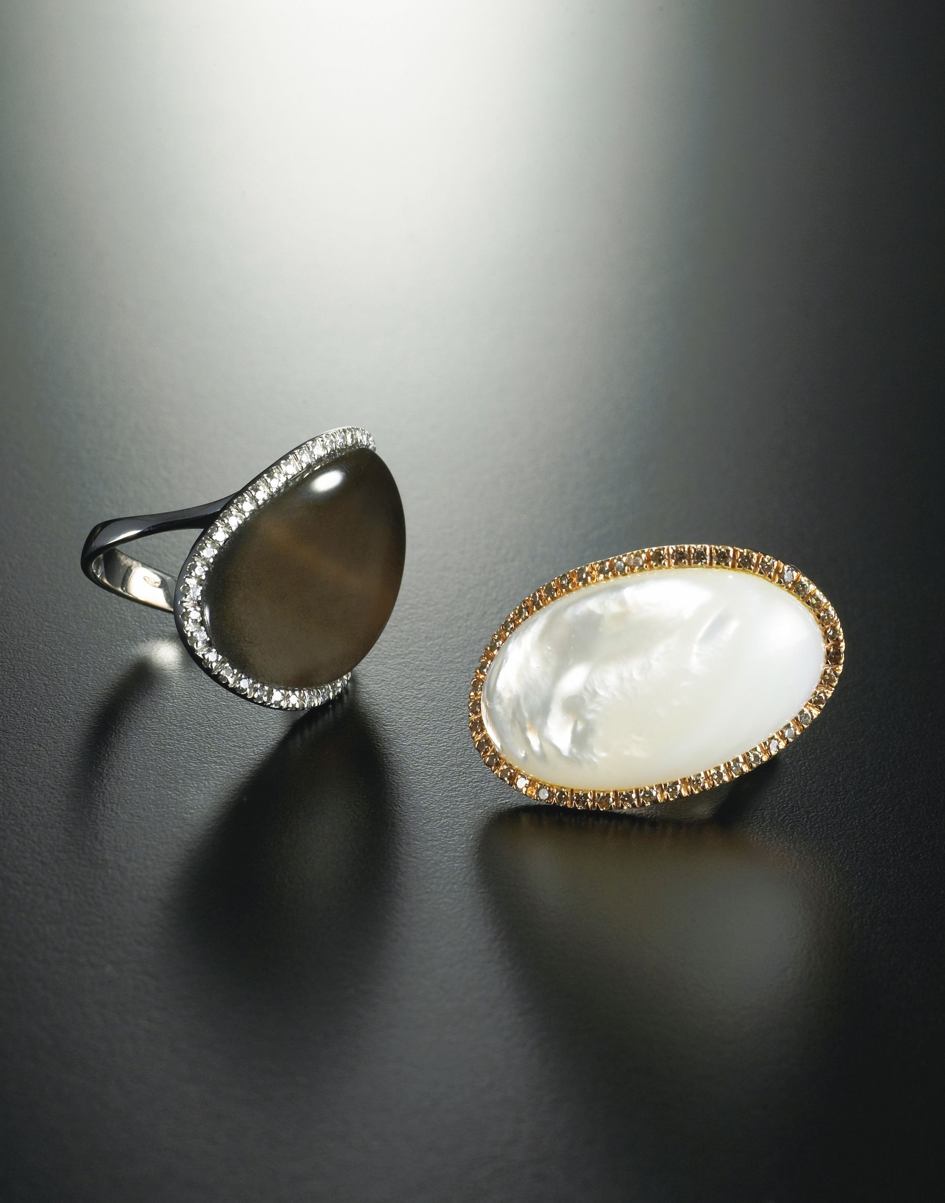 ANELLO CON DIAMANTI E OSSIDIANA E ANELLO CON DIAMANTI E MADREPERLA ORO 18K