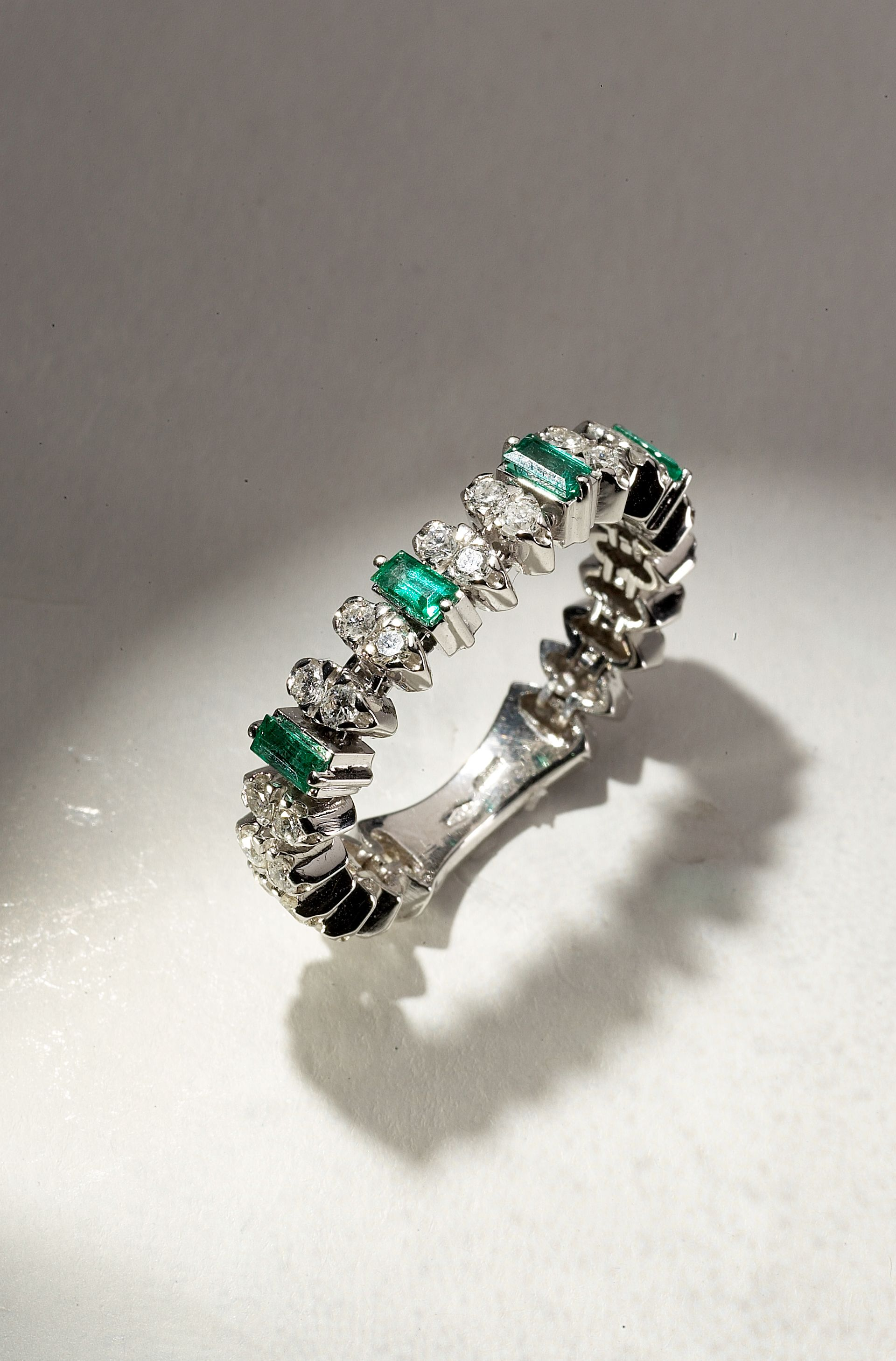 ANELLO 18 KT ORO BIANCO DIAMANTI E SMERALDI NATURALI 