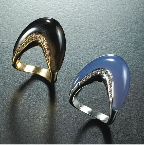 ANELLO CON OSSIDIANA, DIAMANTI  IN ORO 18K GIALLO E ANELLO IN CALCEDONIO E DIAMANTI IN ORO 18K BIANCO  