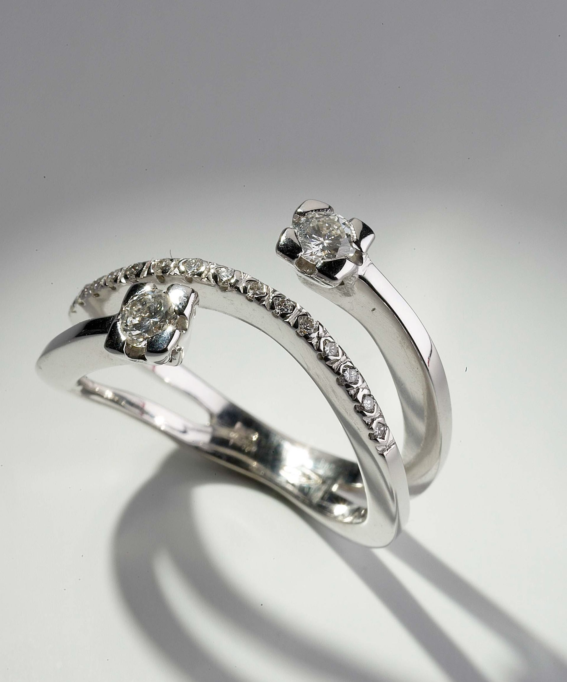ANELLO 18 KT ORO BIANCO DIAMANTI NATURALI  
