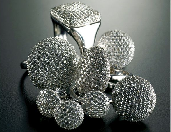 ANELLI E ORECCHINI A PAVE' DI DIAMANTI  IN ORO  18K BIANCO