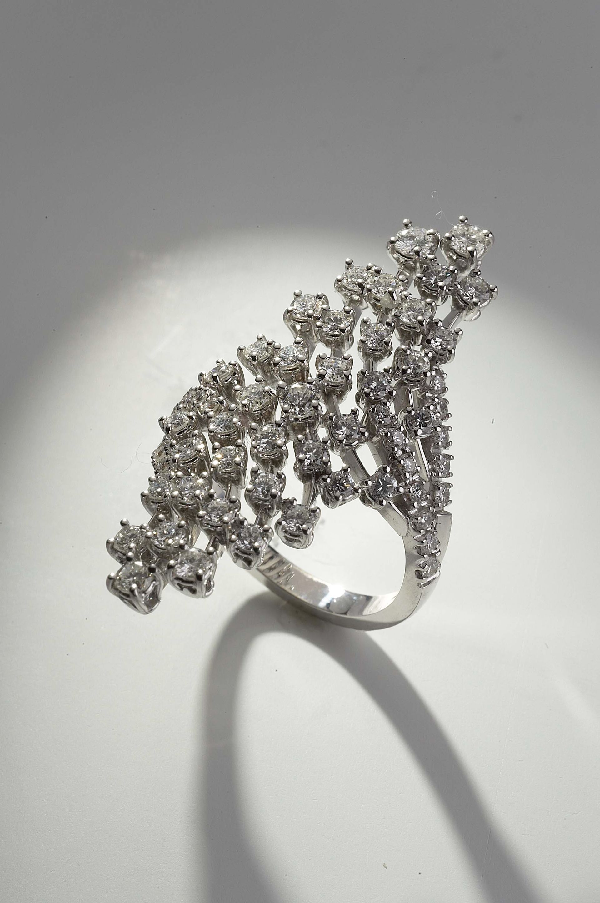 ANELLO 18 KT ORO BIANCO DIAMANTI NATURALI  