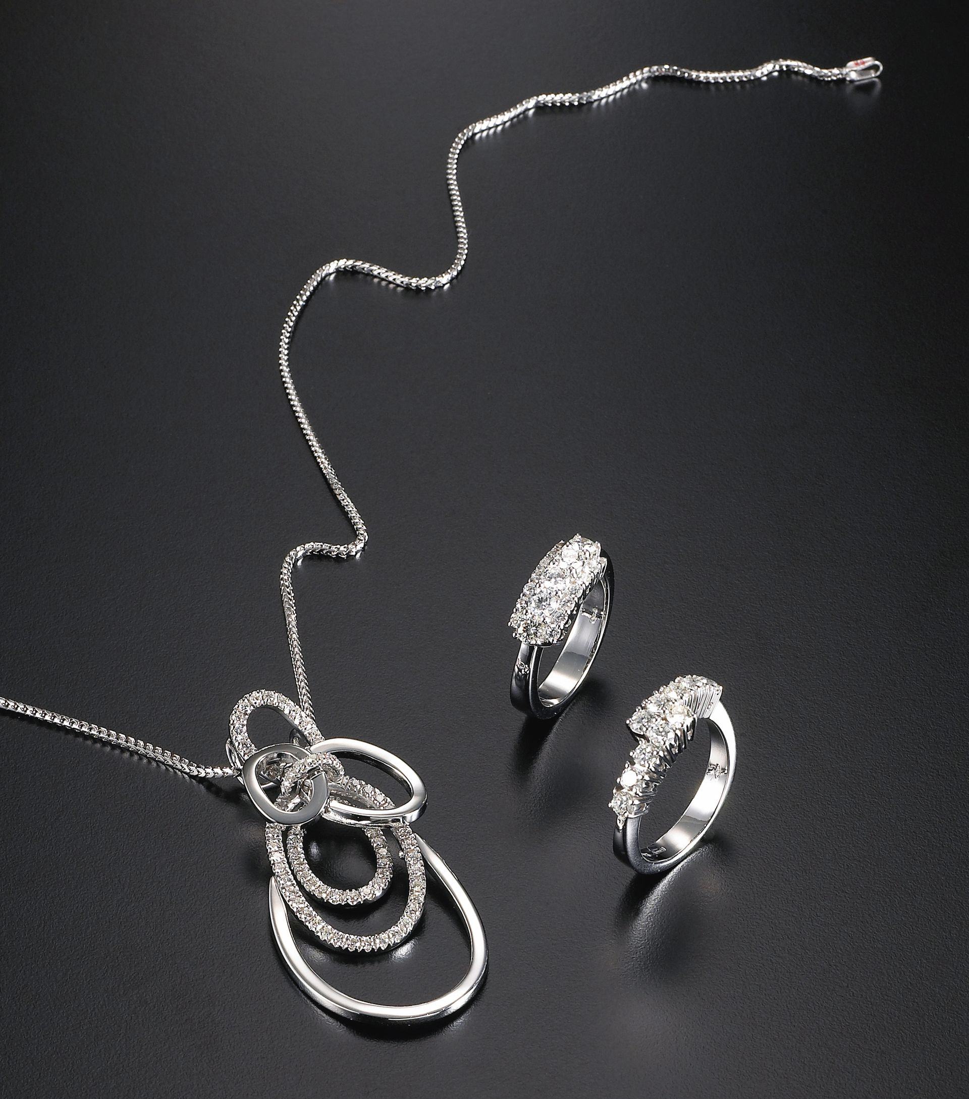 COLLANA CON PENDENTE ORECCHINI IN DIAMANTI 18K ORO BIANCO