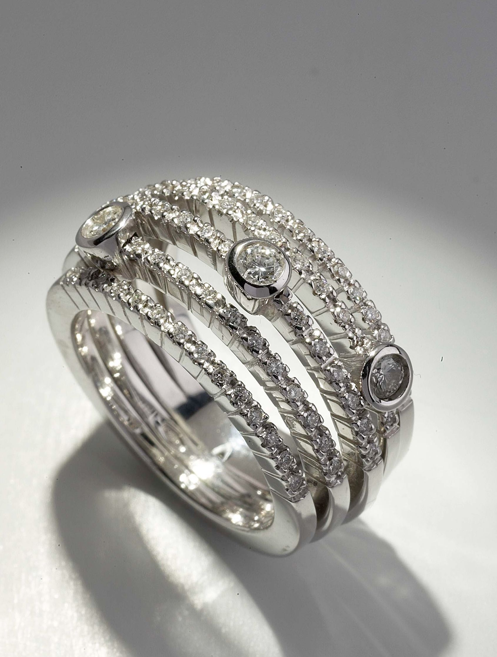 ANELLO 18 KT ORO BIANCO DIAMANTI NATURALI 