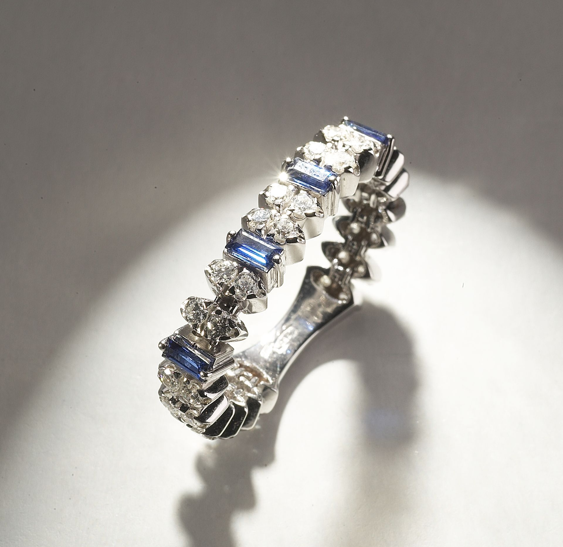 ANELLO 18 KT ORO BIANCO DIAMANTI E ZAFFIRI NATURALI 