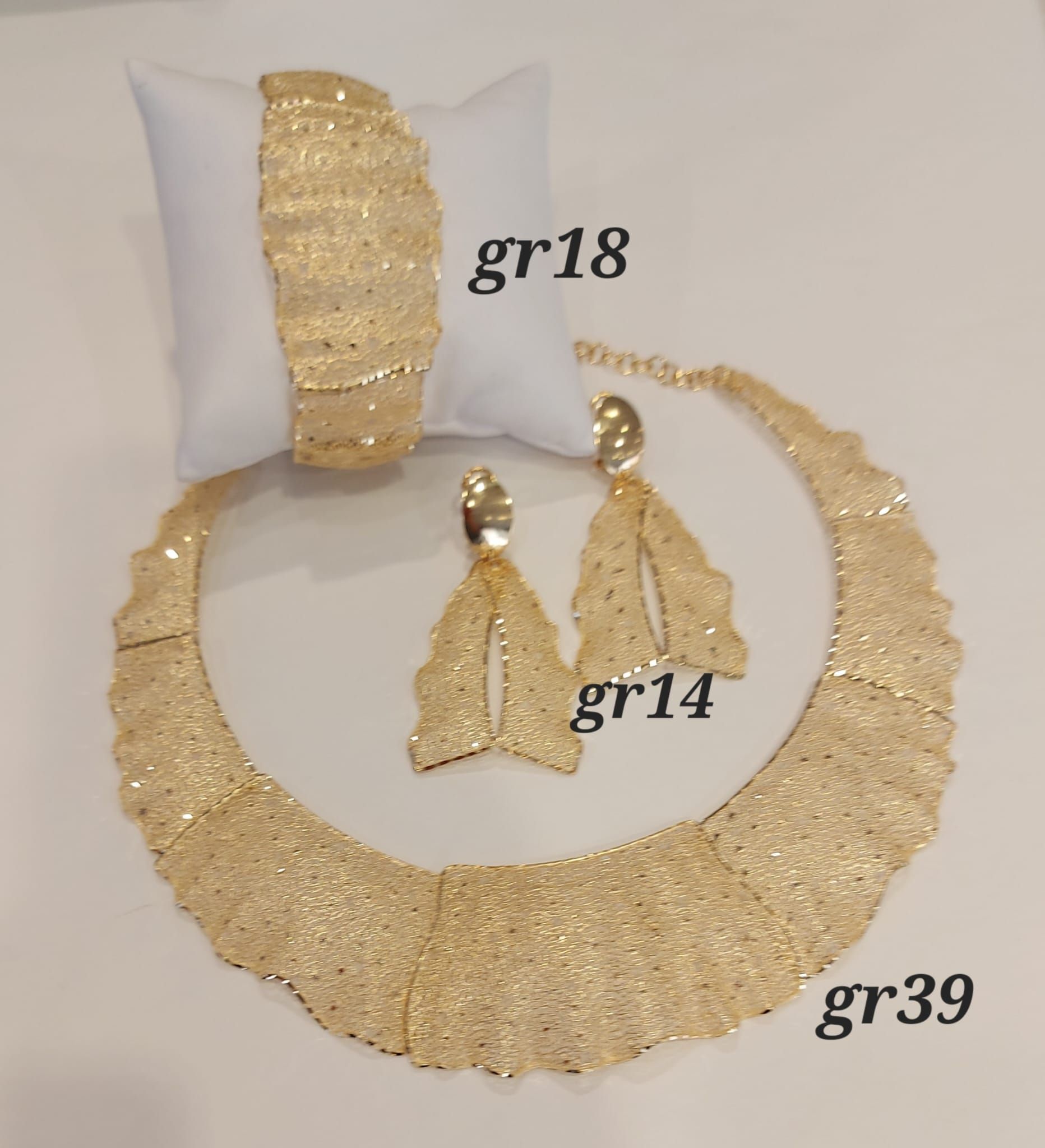 PARURE CON COLLANA, ORECCHINI, BRACCIALE ORO GIALLO  18K  