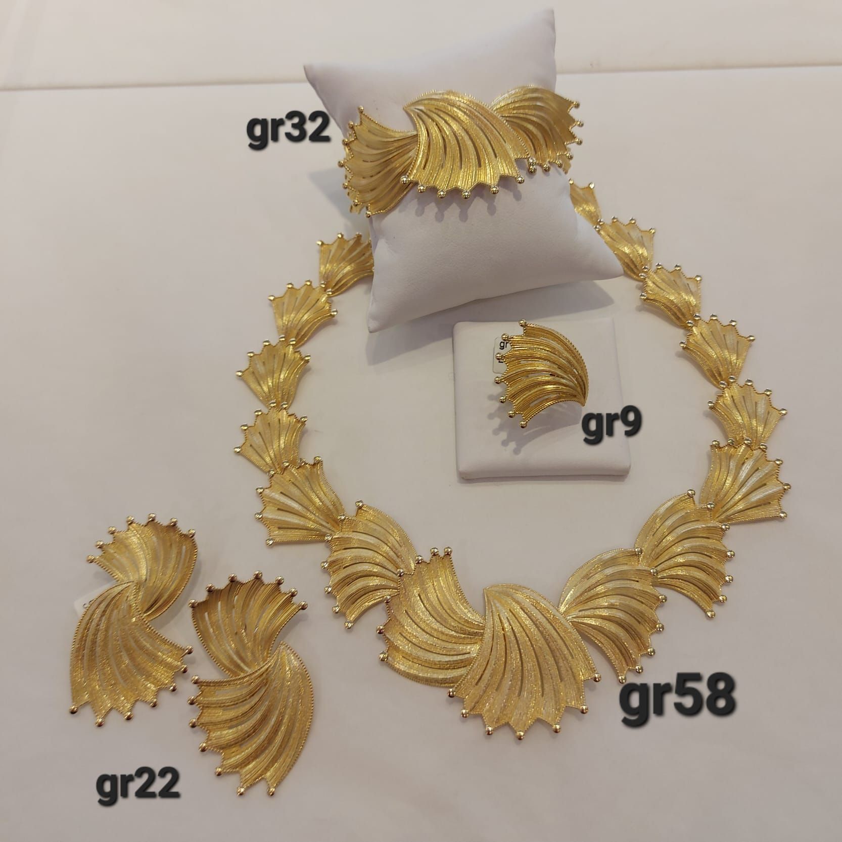 PAURE 18 KT CON ORECCHINI, ANELLO E COLLANA 