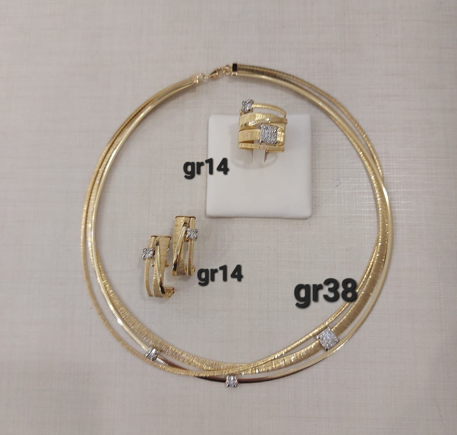 PAURE 18 KT CON ORECCHINI, ANELLO E COLLANA 
