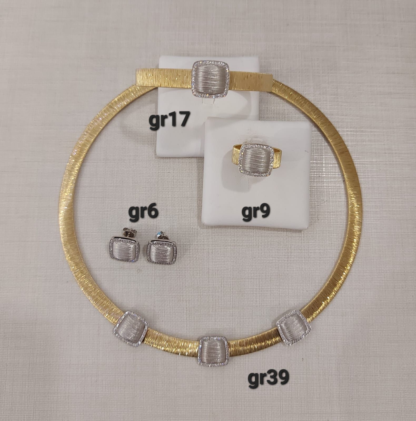 PAURE 18 KT CON ORECCHINI, ANELLO E COLLANA 