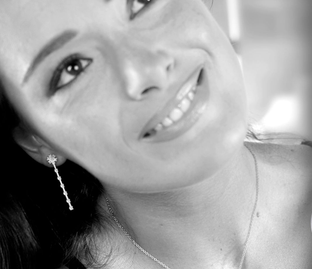 MODELLA CON GIOIELLI  ORO 18KT