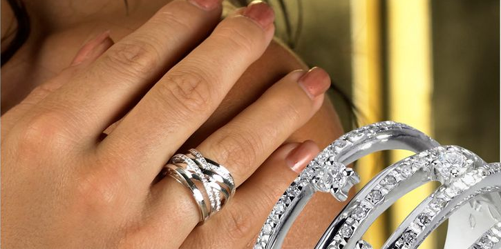 MODELLA CON GIOIELLI  ORO 18KT