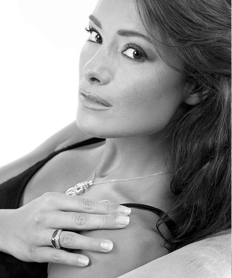 MODELLA CON GIOIELLI  ORO 18KT