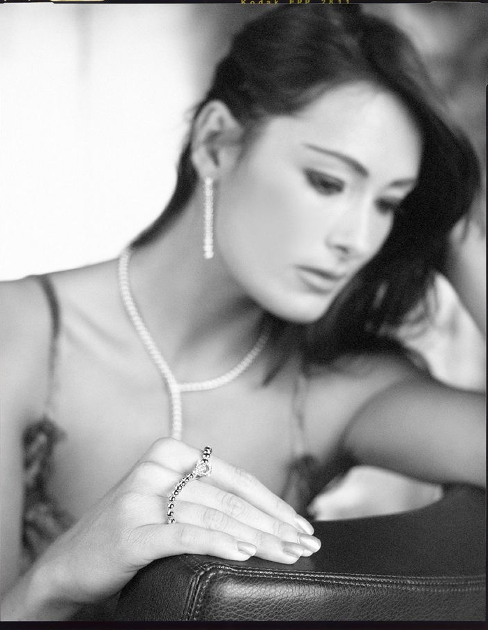 MODELLA CON GIOIELLI  ORO 18KT