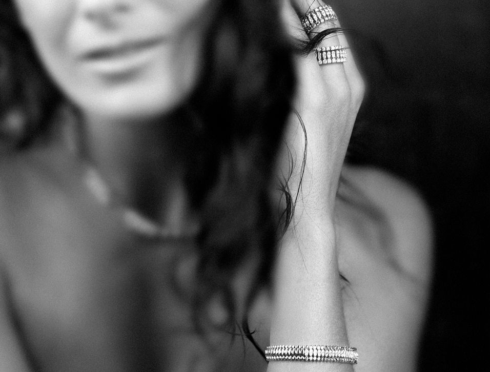 MODELLA CON GIOIELLI  ORO 18KT