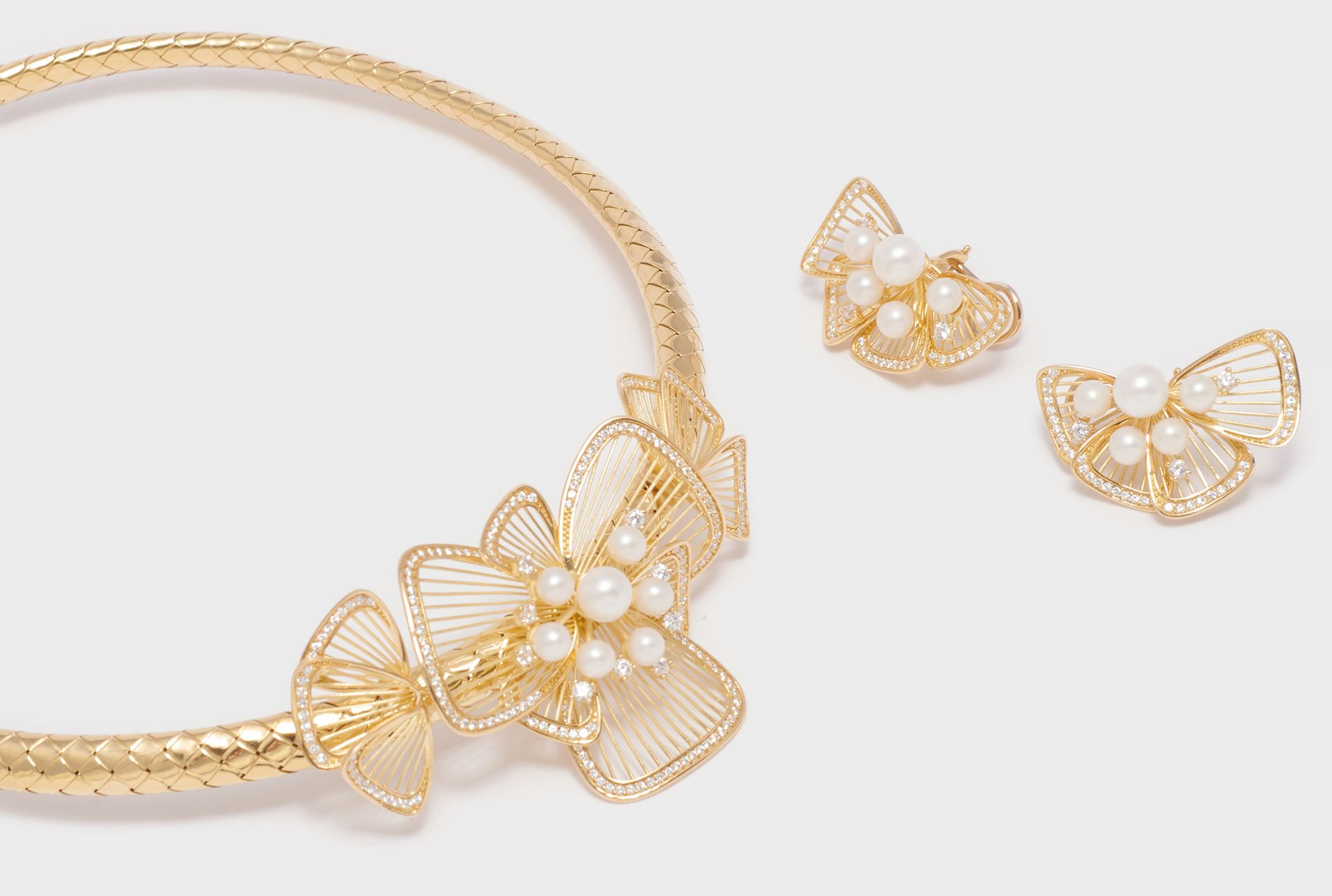 COLLANA  E ORECCHINI SEMIRIGIDA INTRECCIATA CON PERLE E ZIRCONI 
