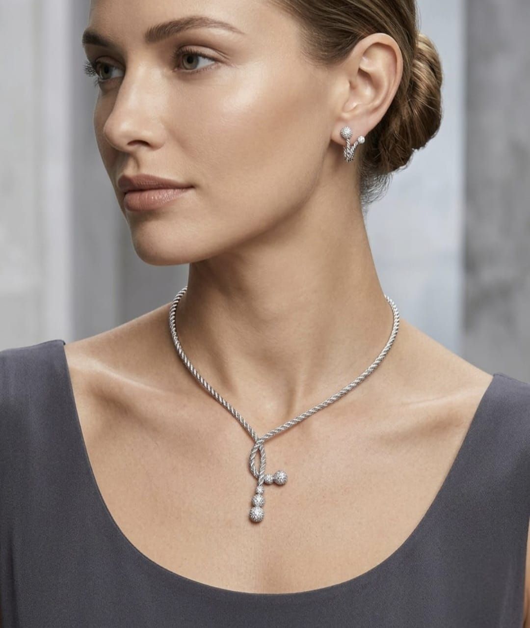 MODELLA CON GIOIELLI  ORO 18KT