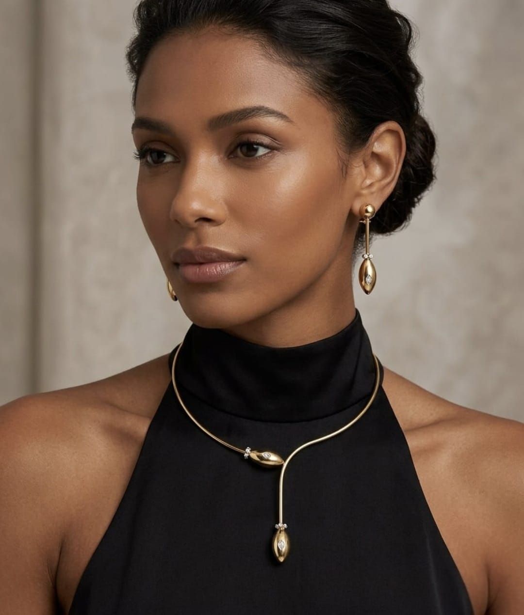 MODELLA CON GIOIELLI  ORO 18 KT