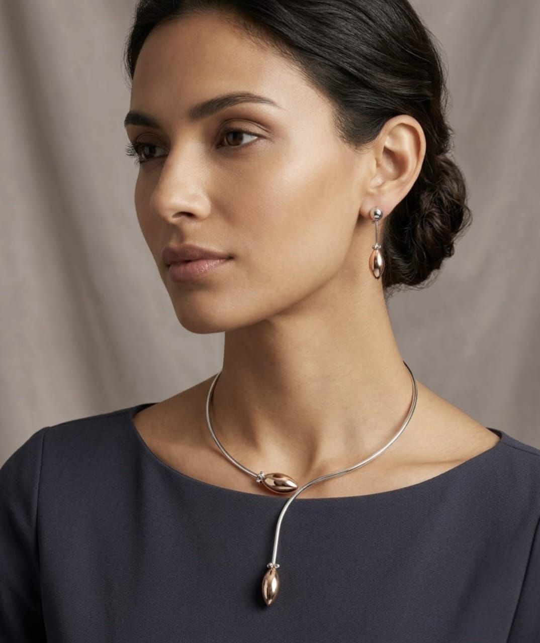 MODELLA CON GIOIELLI  ORO 18 KT
