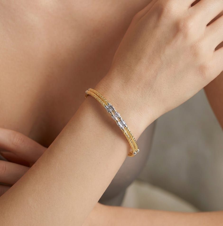 MODELLA CON GIOIELLI  ORO 18 KT