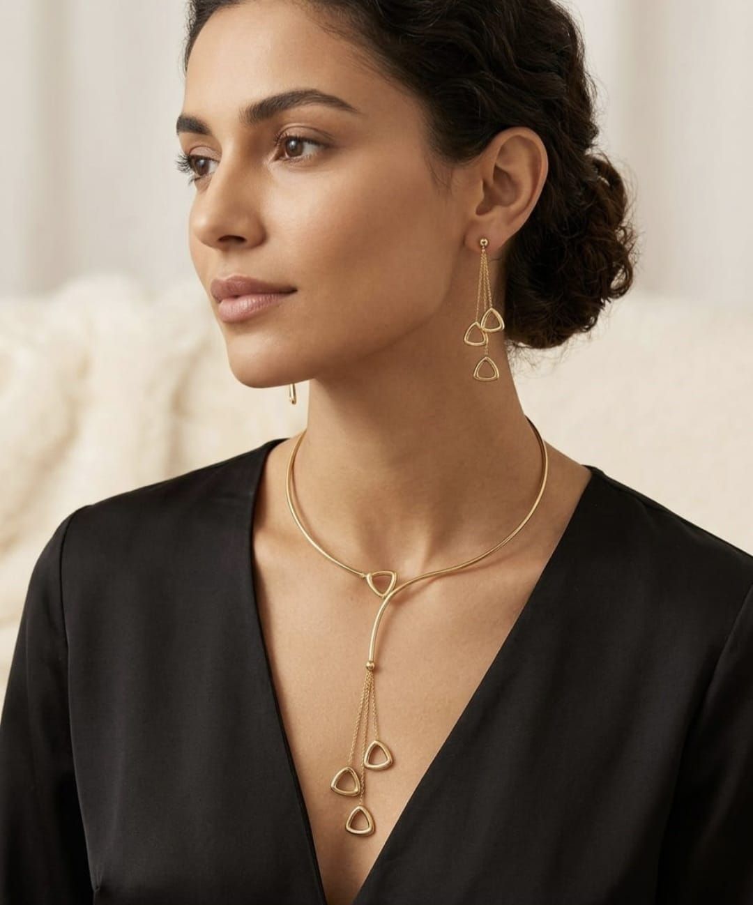 MODELLA CON GIOIELLI  ORO 18 KT