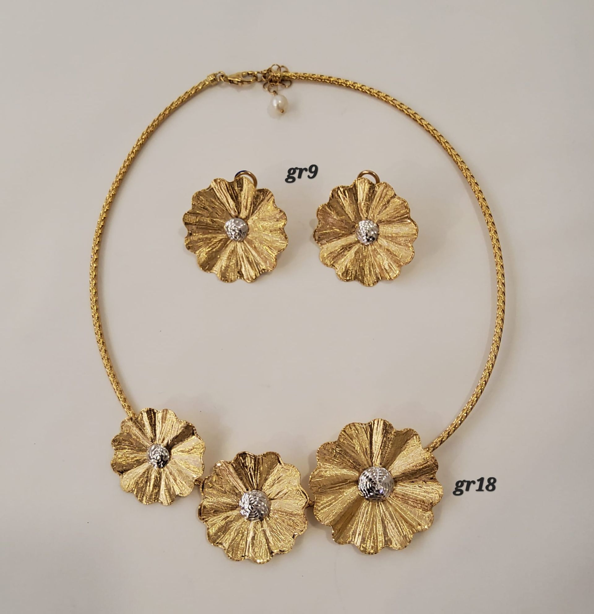 PARURE CON COLLANA E ORECCHINI A MOTIVO FLOREALE ORO 18K GIALLO