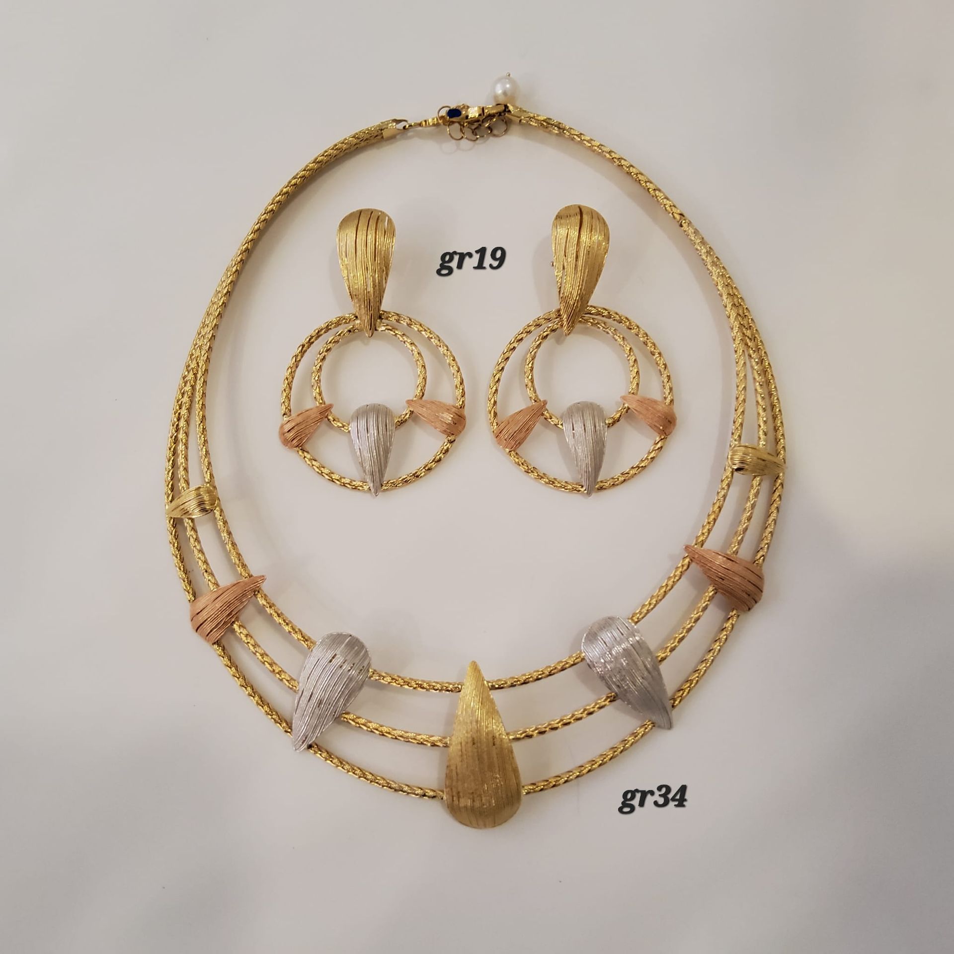 PARURE CON COLLANA E ORECCHINI E ORO 18K GIALLO, BIANCO E ROSA