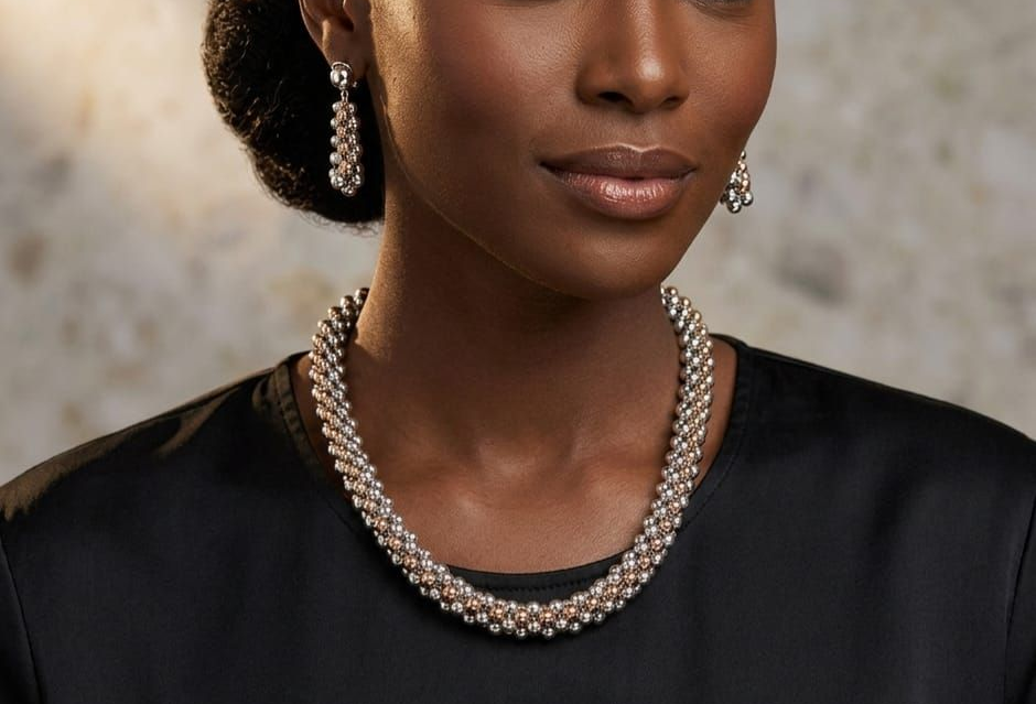 MODELLA CON GIOIELLI  ORO 18KT