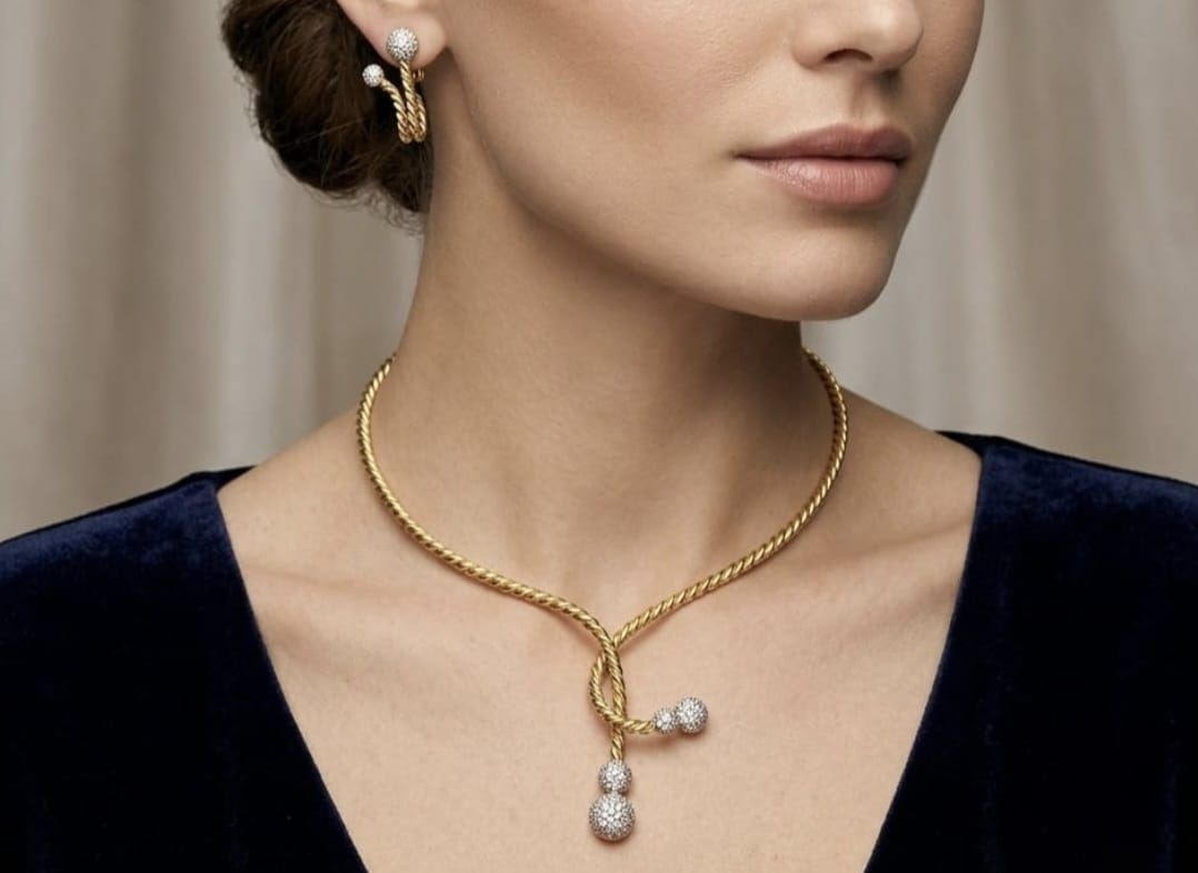 MODELLA CON GIOIELLI  ORO 18KT