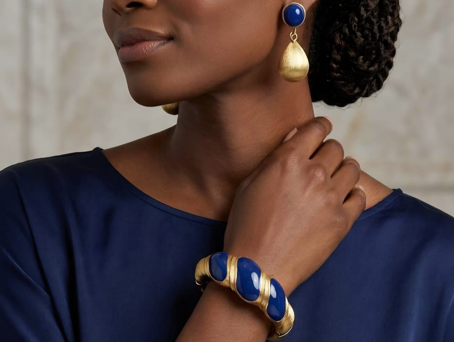 MODELLA CON GIOIELLI  ORO 18KT