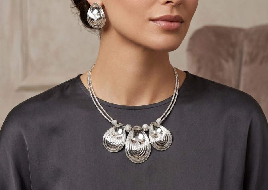 MODELLA CON GIOIELLI  ORO 18KT