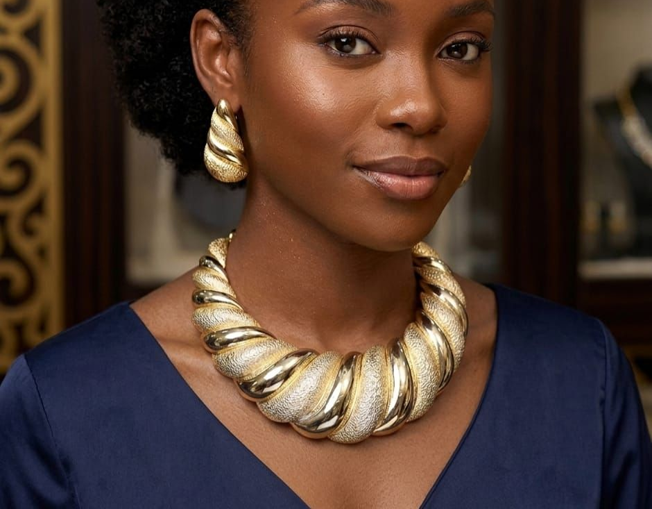 MODELLA CON GIOIELLI  ORO 18KT