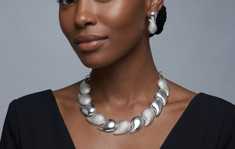 MODELLA CON GIOIELLI  ORO 18KT
