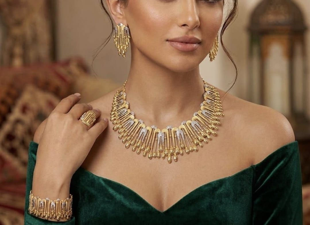 MODELLA CON GIOIELLI  ORO 18KT