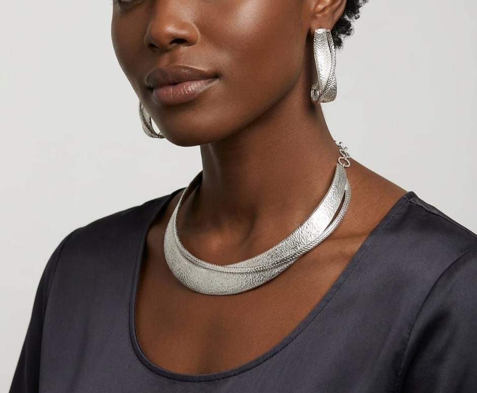 MODELLA CON GIOIELLI  ORO 18KT