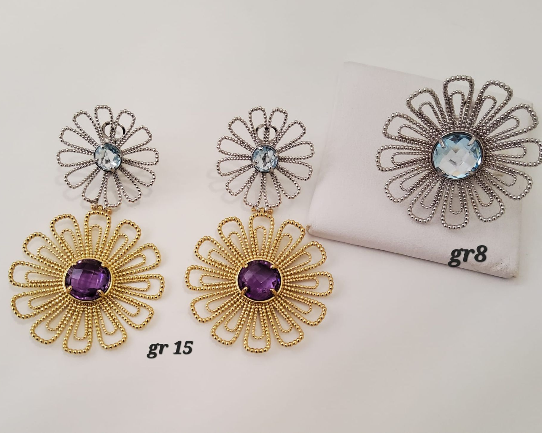 ORECCHINI E ANELLO BICOLORE 18 KT CON MOTIVO FLOREALE 
