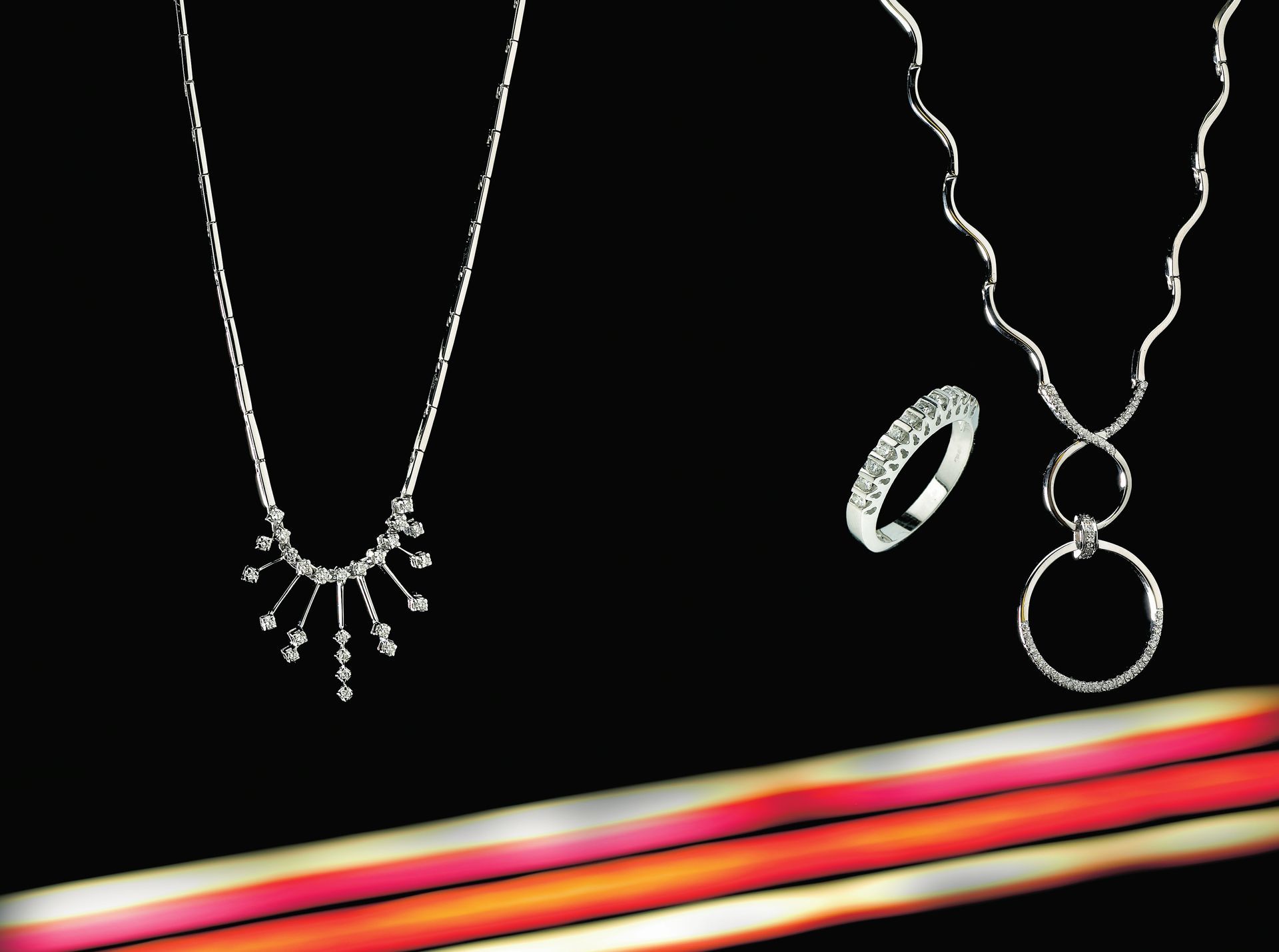 COLLANA E ANELLO CON DIAMANTI  ORO BIANCO 18K