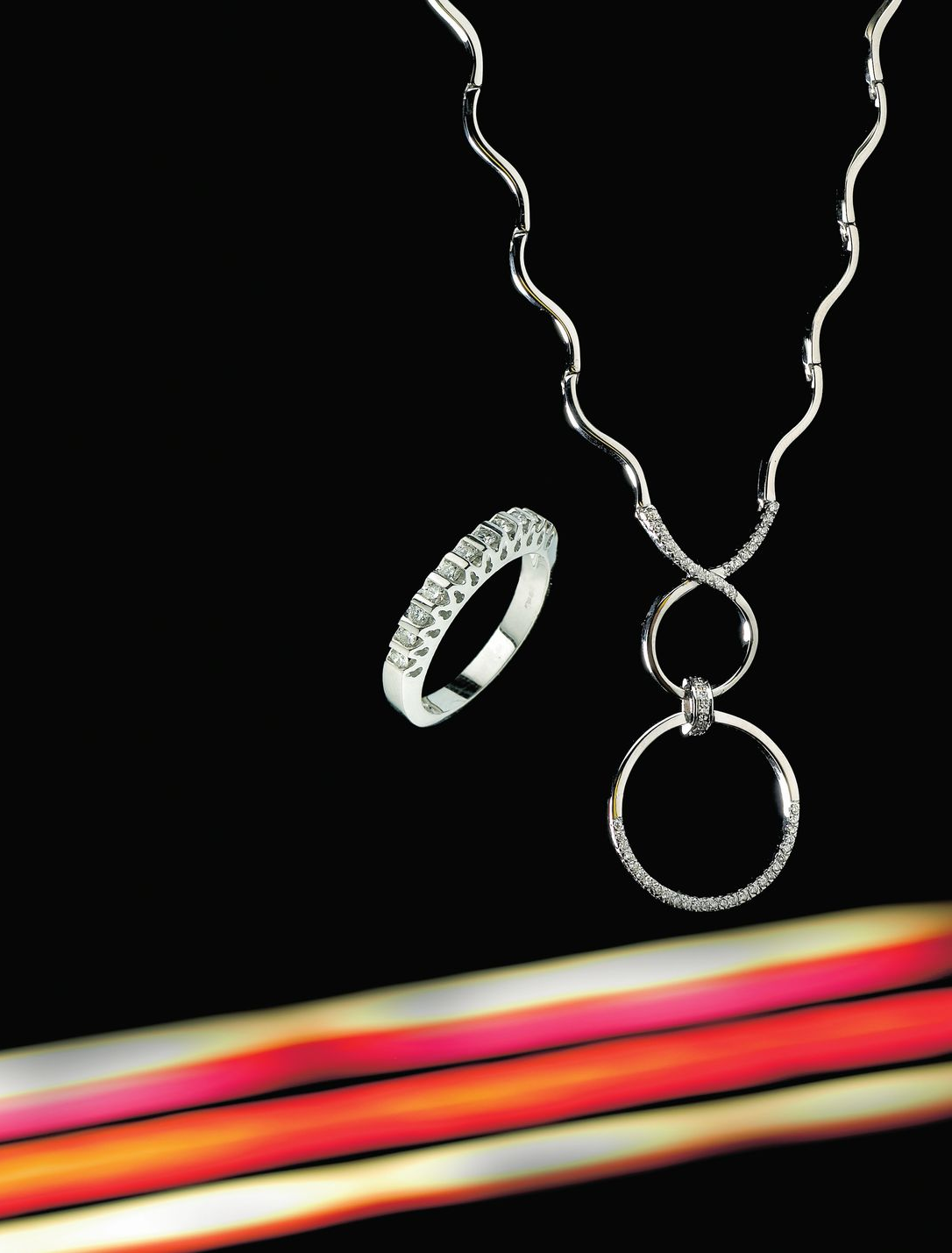 COLLANA E ANELLI CON DIAMANTI 18K ORO BIANCO