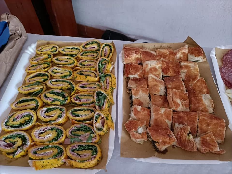 Un vassoio di girelle affettate e un vassoio di bocconcini di pasta sfoglia dorati su un tavolo
