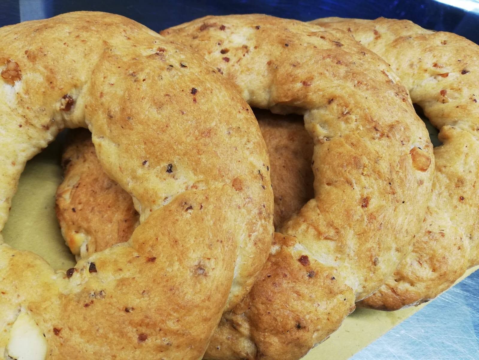 Tre ciambelle dorate impilate su un vassoio