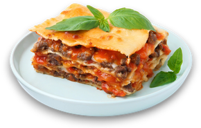 Fetta di lasagna su un piatto bianco, guarnita con foglie di basilico