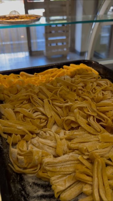Vassoio di sfogliatelle dorate e fritte in una vetrina di vetro